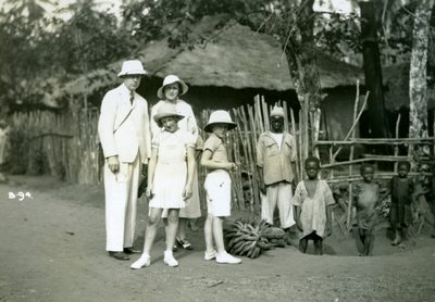 Gruppenporträt von Europäern und Einheimischen, Sierra Leone, 20. Jahrhundert von Unbekannt