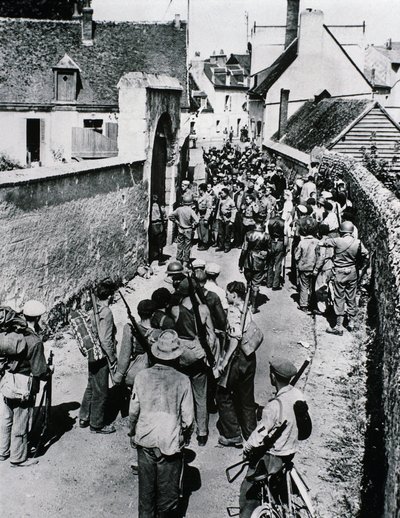 Gruppen französischer Widerstandskämpfer warten auf die Verteilung von Waffen in einem Haus, Juli 1944 von Unbekannt