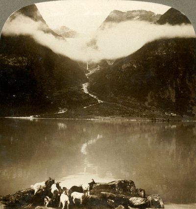 Grytereids-Gletscher, der über treibenden Wolken über dem ruhigen See Olden, Norwegen, glitzert von Unbekannt