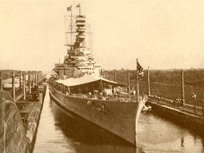 H.M.S. Renown passiert den Panamakanal mit dem Herzog und der Herzogin von York an Bord, ca. 1930 von Unbekannt