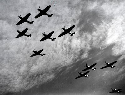 Hawker Hurricanes fliegen in Formation, Schlacht um England, Zweiter Weltkrieg, 1940 von Unbekannt