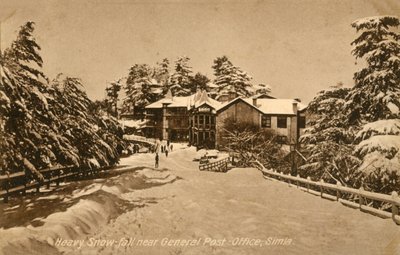 Starker Schneefall in der Nähe des General Post-Office, Simla, ca. 1918-1939 von Unbekannt