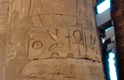 Hieroglyphen auf einer Säule im Tempel von Karnak, Ägypten, ca. 14.-13. Jahrhundert v. Chr. von Unbekannt
