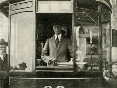 Seine Majestät fährt eine Straßenbahn durch die Straßen von Glasgow ..., 1924, 1937 von Unbekannt