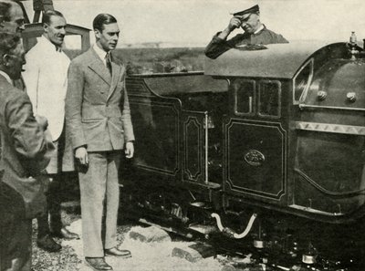 Seine Majestät inspiziert die Miniatureisenbahn in New Romney, Kent, 1926 von Unbekannt