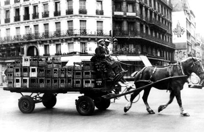 Pferdewagen mit Getränkekisten, deutsch besetztes Paris von Unbekannt