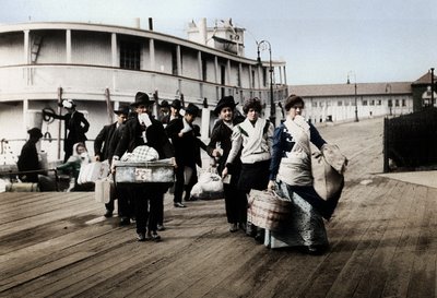 Einwanderer in die USA landen auf Ellis Island, New York, ca. 1900 von Unbekannt