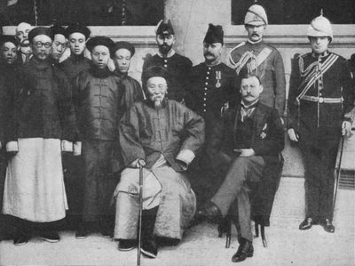 In Fernost - Eine interessante Gruppe in Hongkong, aufgenommen bevor Li Hung nach Peking ging, 1900 von Unbekannt