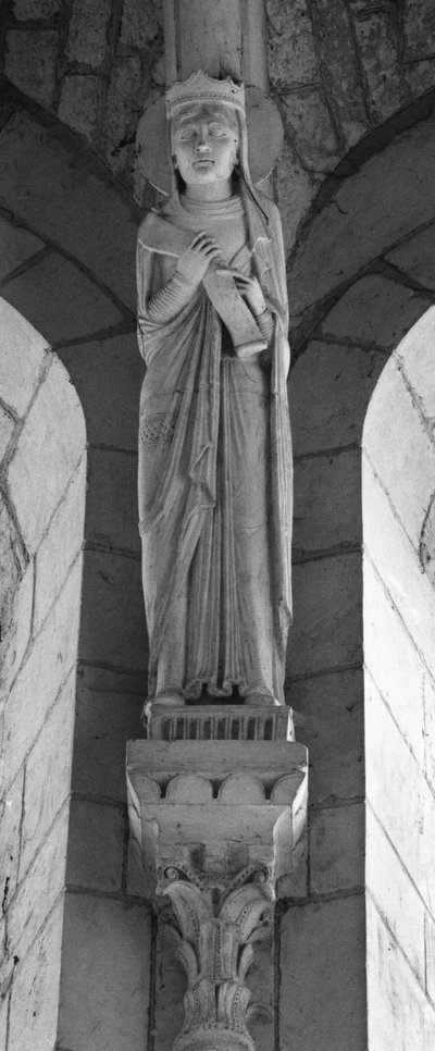 In einem Spitzbogen fällt die Königin des Alten Testaments. Anonyme Skulptur. Kollegiatkirche Saint Sylvain, Levroux (Indre) von Unbekannt