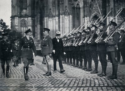 Truppeninspektion am Fuße des Kölner Doms von Unbekannt