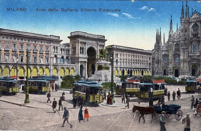 Italien, Mailand: Straßenbahnen auf der Piazza del Duomo und Triumphbogen zwischen der Galleria Vittorio Emanuele - Postkarte Ende 19.-20. Jahrhundert von Unbekannt