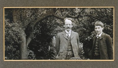 J J Thomson mit seinem Sohn George, um 1909 von Unbekannt
