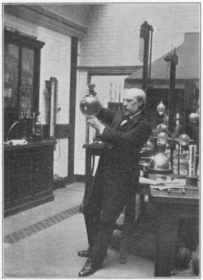James Dewar, schottischer Chemiker und Physiker in seinem Labor, ca. 1890 von Unbekannt