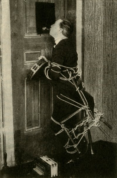 John Nevil Maskelyne führt eine Geisterkabinett-Illusion vor von Unbekannt