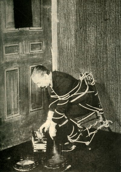 John Nevil Maskelyne führt eine Geisterkabinett-Illusion vor, um 1910 von Unbekannt