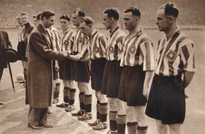 König George VI. und Königin Elizabeth besuchen das Fußballpokalfinale, 1937 von Unbekannt