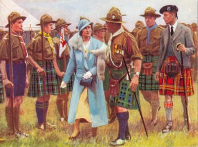 König George VI. und Königin Elizabeth inspizieren Pfadfinder in Portree, auf der Isle of Skye, um 1935 von Unbekannt