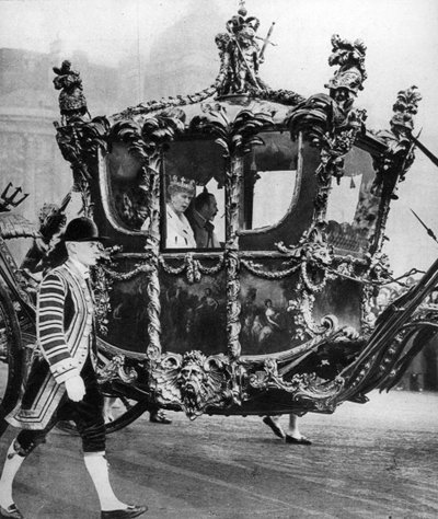 König Georg V. und Königin Mary auf dem Weg zur feierlichen Parlamentseröffnung, ca. 1930er Jahre von Unbekannt