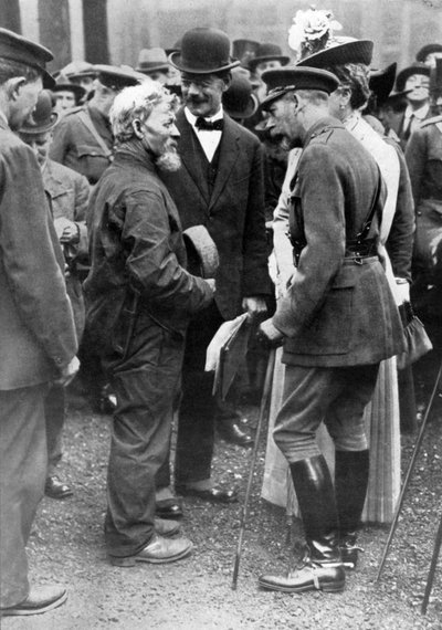 König George V. und Königin Mary mit einem Schiffbauer, Birkenhead, Erster Weltkrieg, 1914-1918, um 1920 von Unbekannt