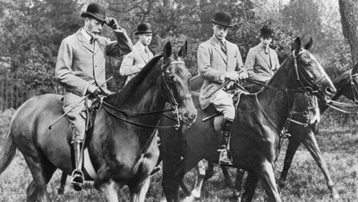 König George V reitet im Windsor Great Park mit seinen Söhnen, um 1930er von Unbekannt