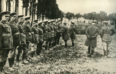 König Georg V. besucht alliierte Truppen an der Frontlinie, Erster Weltkrieg, 1915, um 1920 von Unbekannt