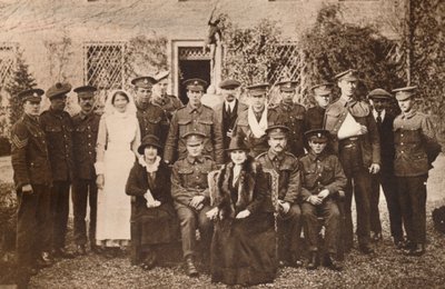 Lady Elizabeth mit der Gräfin von Strathmore und genesenden verwundeten Soldaten von Unbekannt