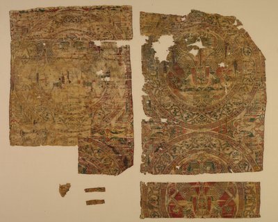 Lampas mit gegenüberliegenden Sphinxen in Rundeln, aus dem Grab von Saint Bernard Calvo, 1200-1243 von Unbekannt