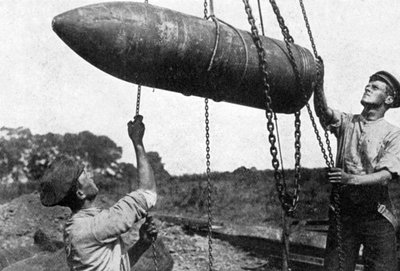 Große Granate auf dem Weg zur Front, Erster Weltkrieg, 1914-1916, ca. 1920 von Unbekannt