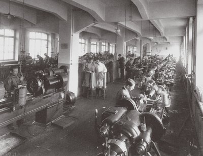 Linsenverarbeitung in der Fabrik der Optisch-Mechanischen Vereinigung in Petersburg, 1916 von Unbekannt
