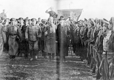 Leo Trotzki, Volkskommissar für Kriegswesen, inspiziert Truppen der Roten Armee in Moskau, Russland von Unbekannt