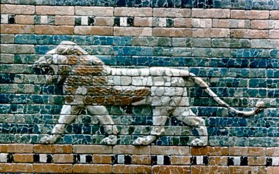 Löwe passant von der Mauer des heiligen Weges zum Ischtar-Tor, Babylon Irak, ca. 575 v. Chr. von Unbekannt
