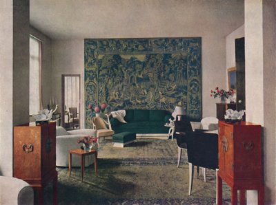 Wohnzimmer entworfen von Porteneuve & Dominique, die Endwand ist mit einem alten Wandteppich behängt von Unbekannt