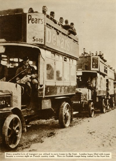 Londoner Busse bringen schottische Truppen an die Front, Erster Weltkrieg, 1914, 1935 von Unbekannt