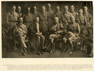 Lord Roberts und Sir Alfred Milner mit ihren persönlichen Stäben, 1900, 1901 von Unbekannt