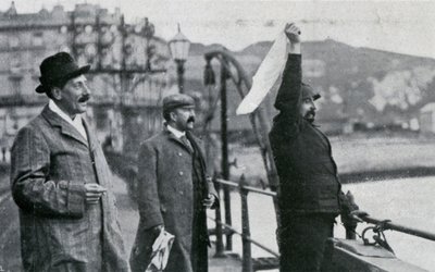 Louis Blériot auf dem Pier in Dover nach seinem Flug über den Ärmelkanal, 25. Juli 1909 von Unbekannt
