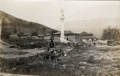 Mazedonien, Griechenland: ein Mann auf einem Esel vor einem Minarett - Postkarte 1914-1918 von Unbekannt