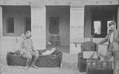 Major Battersby und sein Ordonnanzoffizier machen eine Radiographie im Sudan, um 1890, 1910 von Unbekannt