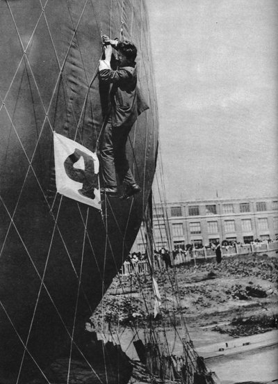 Anpassungen am Netz eines Ballons vor dem Anbringen des Korbes, ca. 1935-1937 von Unbekannt