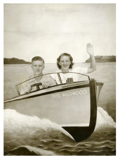 Mann und Frau in einem Boot namens "Miss Wildwood" ca. 1940 von Unbekannt