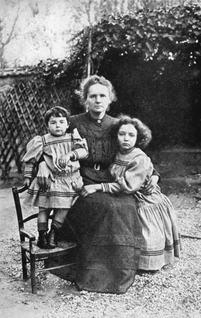 Marie Curie, polnisch-französische Physikerin, mit ihren Töchtern Eve und Irene, 1908 von Unbekannt