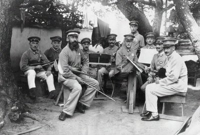 Mitglieder eines deutschen Bando-Kriegsgefangenenlager-Orchesters in der Präfektur Tokushima von Unbekannt