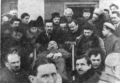 Mitglieder des Zentralkomitees tragen Lenins Sarg, 27. Januar 1924 von Unbekannt