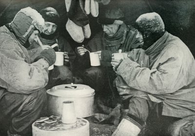 Mitglieder der Polarexpedition beim Essen im Lager von Unbekannt