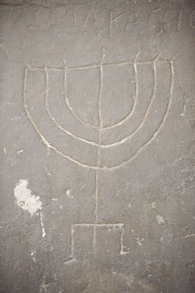 Menora (Menorah) auf einem alten Grabstein, Budapest, Ungarn von Unbekannt