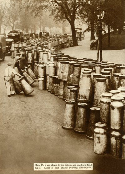 Milchkannen im Hyde Park während des Generalstreiks, London, 1926 von Unbekannt