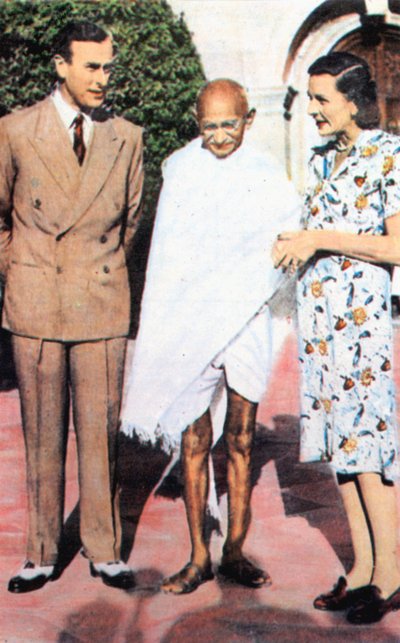 Mohondas Karamchand Gandhi 1869-1948, stehend zwischen Lord und Lady Mountbatten von Unbekannt