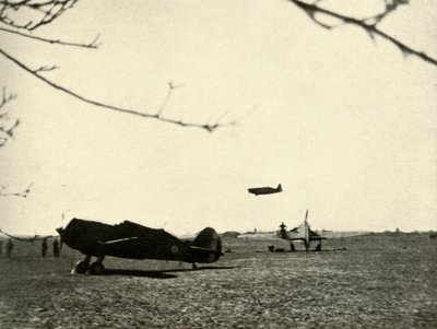 Morane 406 auf dem Flugplatz Vassincourt mit französischem Curtiss Hawk und Hurricane, 1939-1940, 1941 von Unbekannt