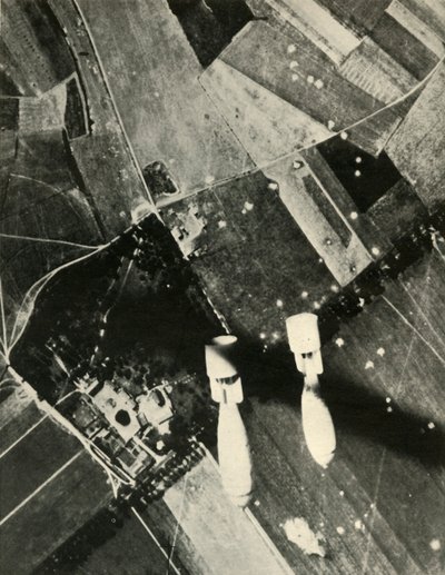 Mehr britische Bomben auf einem feindlich gehaltenen Flugplatz, 1939-1940 von Unbekannt