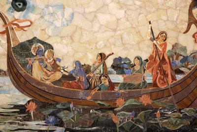 Mosaik, das den hinduistischen Gott Krishna mit Gopis in einem Boot darstellt. Indien von Unbekannt