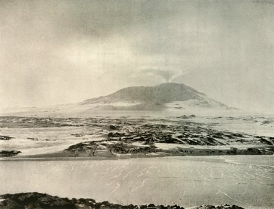 Mount Erebus im Ausbruch am 14. Juni 1908, 1909 von Unbekannt